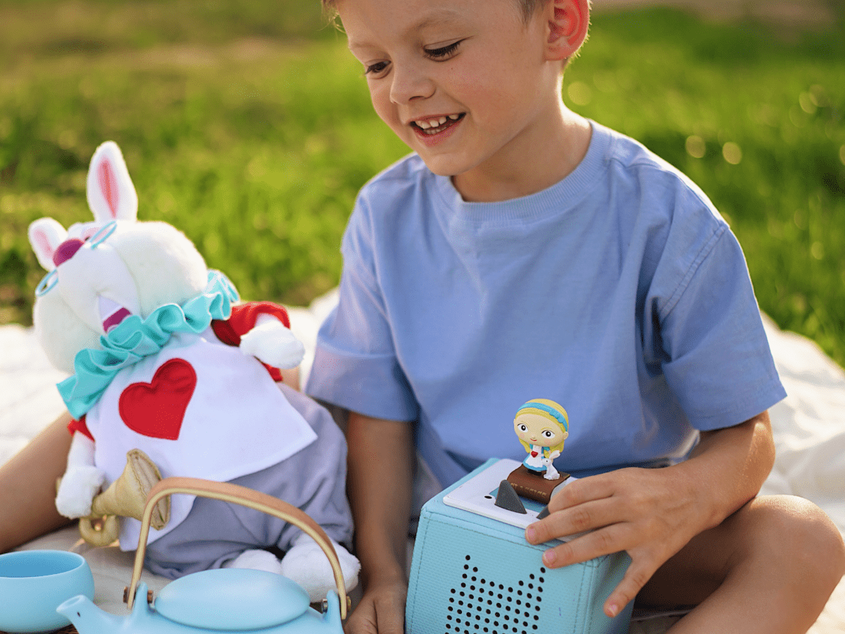 Child Playing With [Favorite Classics- Alice In Wonderland Tonie Audio Figurine And Toniebox 2