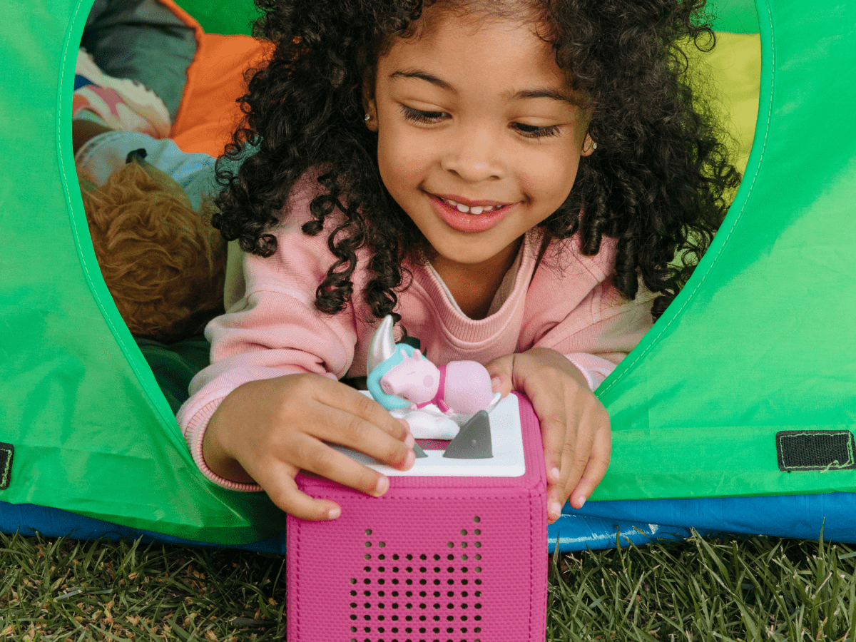 Child playing with Peppa Pig: Peppa's Bedtime Stories Tonie audio figurine and Toniebox 2