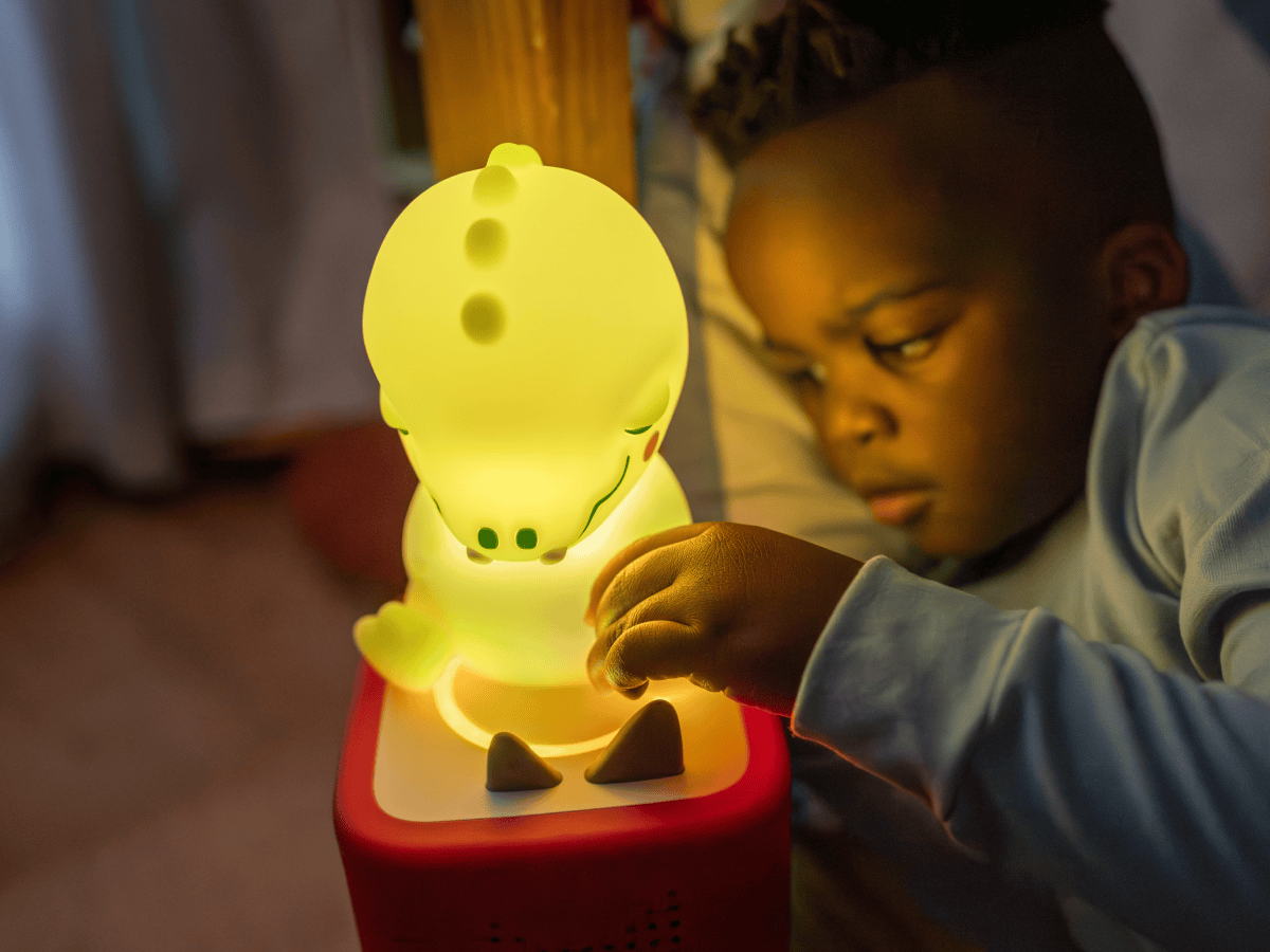Découvrez les nouveaux Copains du dodo 😴💜, Tonie-Veilleuse Doudou Croco 💡, Une veilleuse réconfortante avec 75 minutes de musiques apaisantes pour transformer le coucher en moment serein. Lumière Découvrez les nouveaux Copains du dodo 😴💜, Tonie-Veilleuse Doudou Croco 💡, Une veilleuse réconfortante avec 75 minutes de musiques apaisantes pour transformer le coucher en moment serein. Lumière
