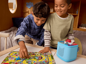 children playing with a blue toniebox 2 and Tonieplay The Game of Life