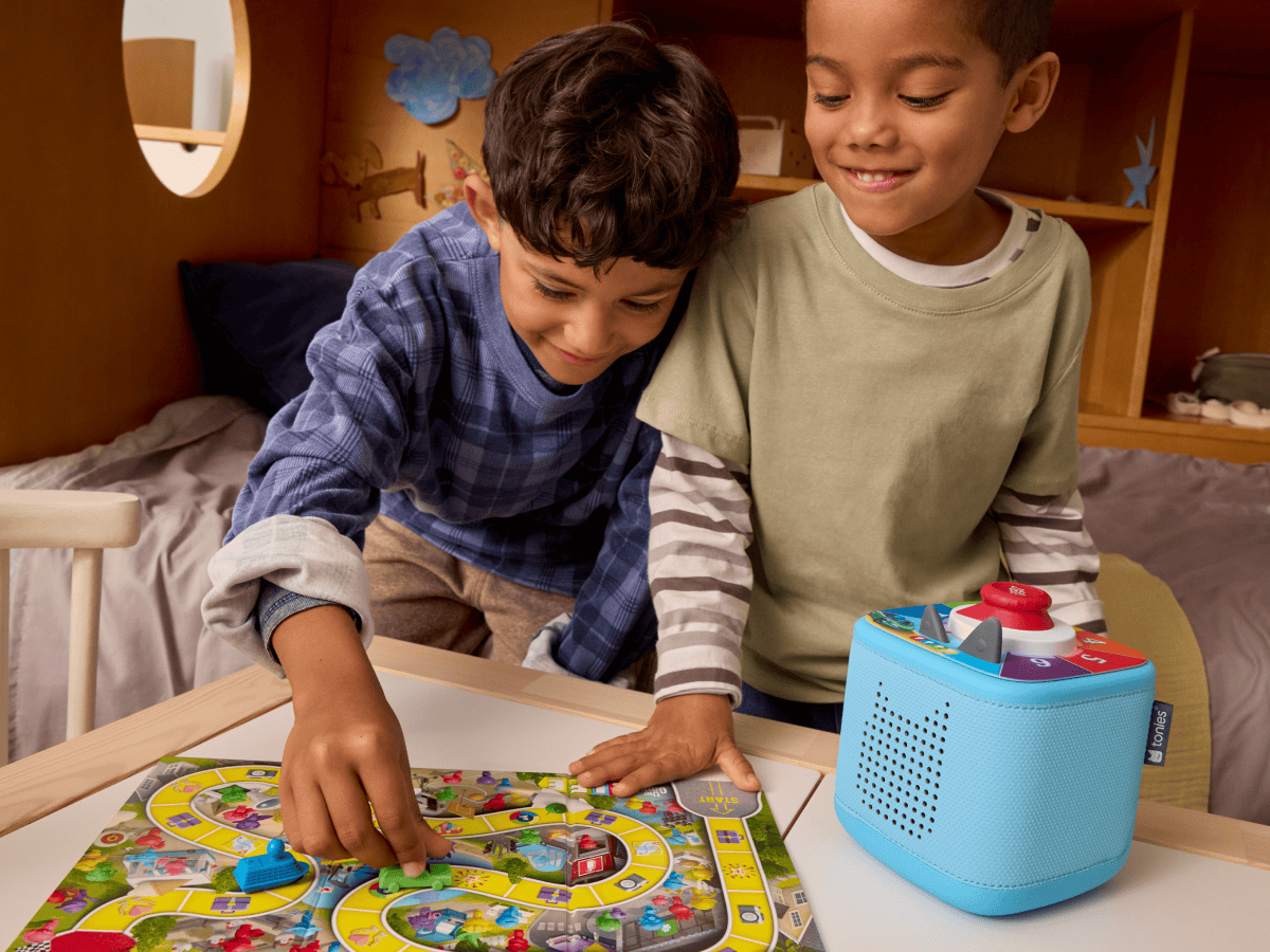 children playing with a blue toniebox 2 and Tonieplay The Game of Life