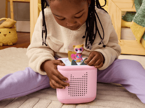 Child playing with Disney SuperKitties Ginny Tonie and a pink toniebox 2