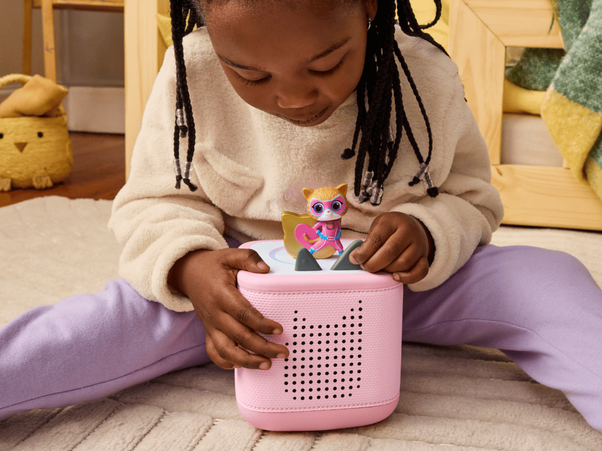 Child playing with Disney SuperKitties Ginny Tonie and a pink toniebox 2
