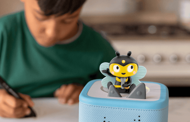 child coloring while listening to the Favourite Children's Songs: Bugs! Tonie on a blue Toniebox 2