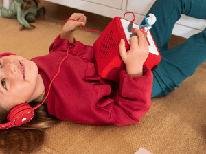 Child Playing With Les Schtroumpfs L'AeìRoschtroumpf Tonie Audio Figurine For The Toniebox, Which Plays Audio Content