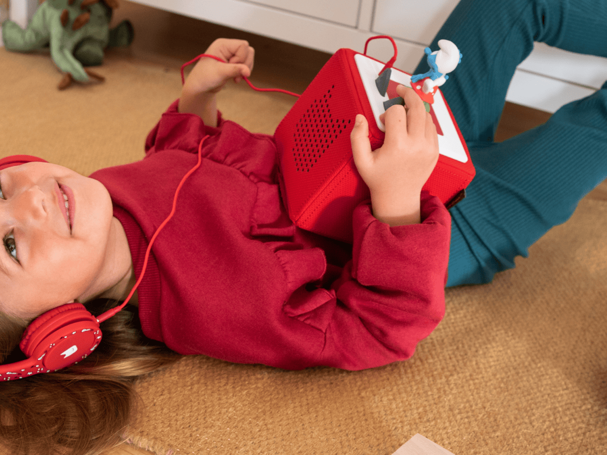 Child Playing With Les Schtroumpfs L'AeìRoschtroumpf Tonie Audio Figurine For The Toniebox, Which Plays Audio Content