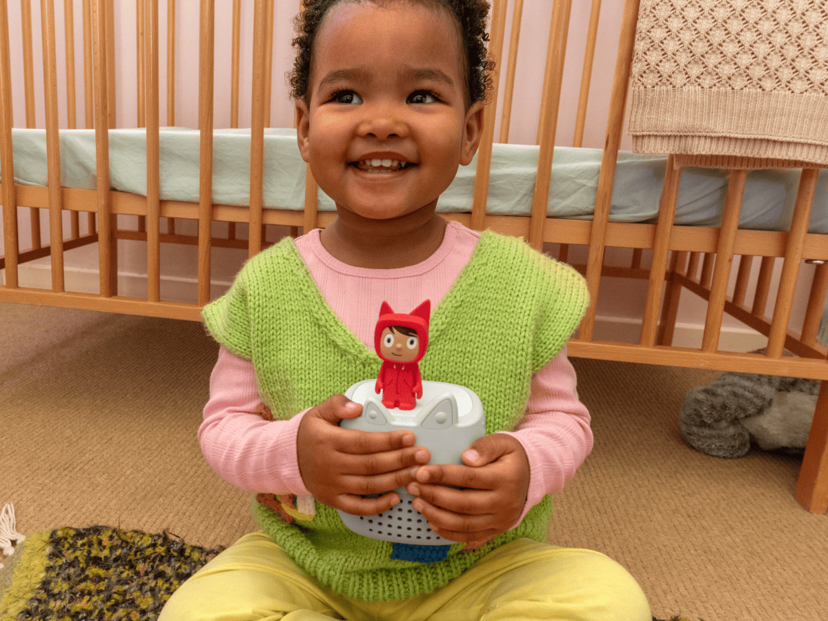 Child playing with a Rubie Creative Tonie and the Toniebox Lite