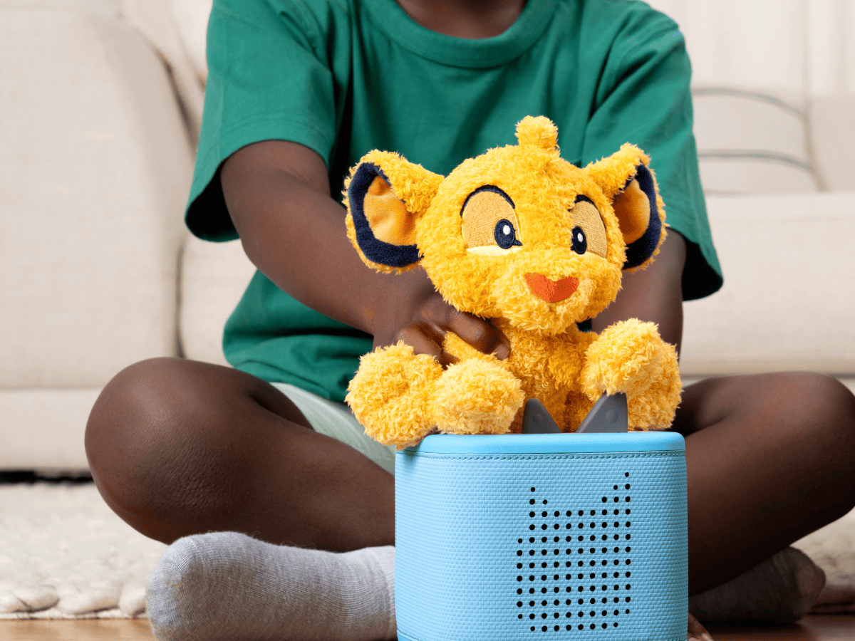 Child playing with Cuddle Tonie Disney Simba audio figurine and Toniebox 2