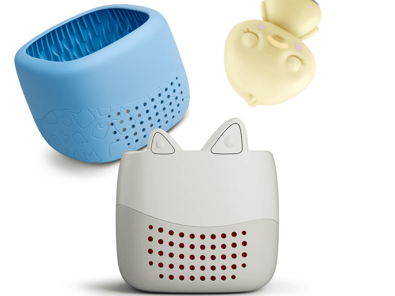 Toniebox Lite, an audio player for kids with Sleepy Duck Tonie audio figurine and blue cover | Illustration