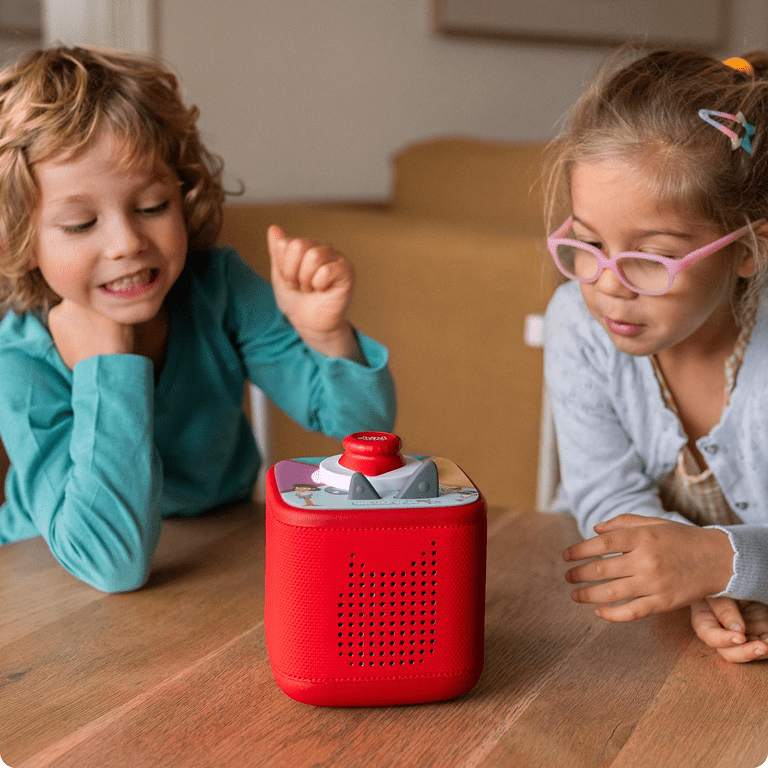 two kids playing a Tonieplay game on a red Toniebox 2